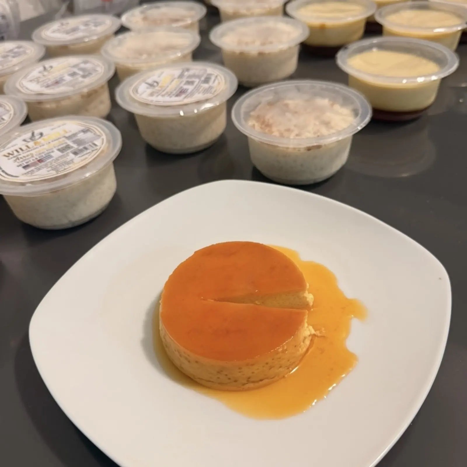 Flan cubano Will & Mill servido con productos etiquetados para venta B2B en Miami