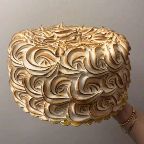Cake cubano cubierto de rosas de merengue tostado, hecho por Will & Mill en Miami