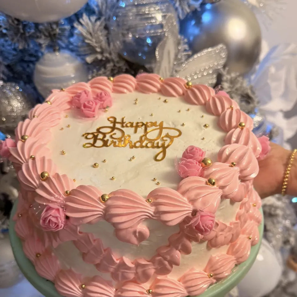 Cake de cumpleaños rosado con perlas y «Happy Birthday» de Will & Mill en Miami