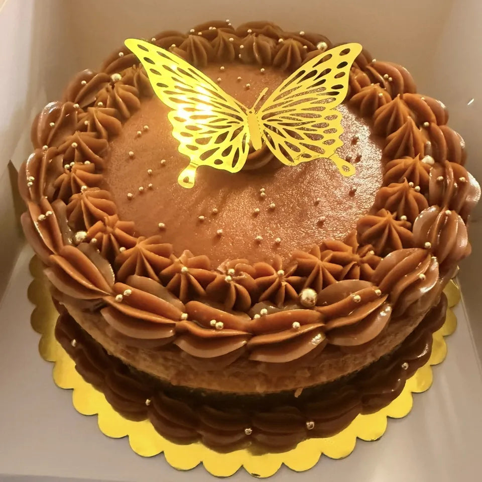 Chocoflán con mariposa dorada de Will & Mill para la mesa de Thanksgiving en Miami