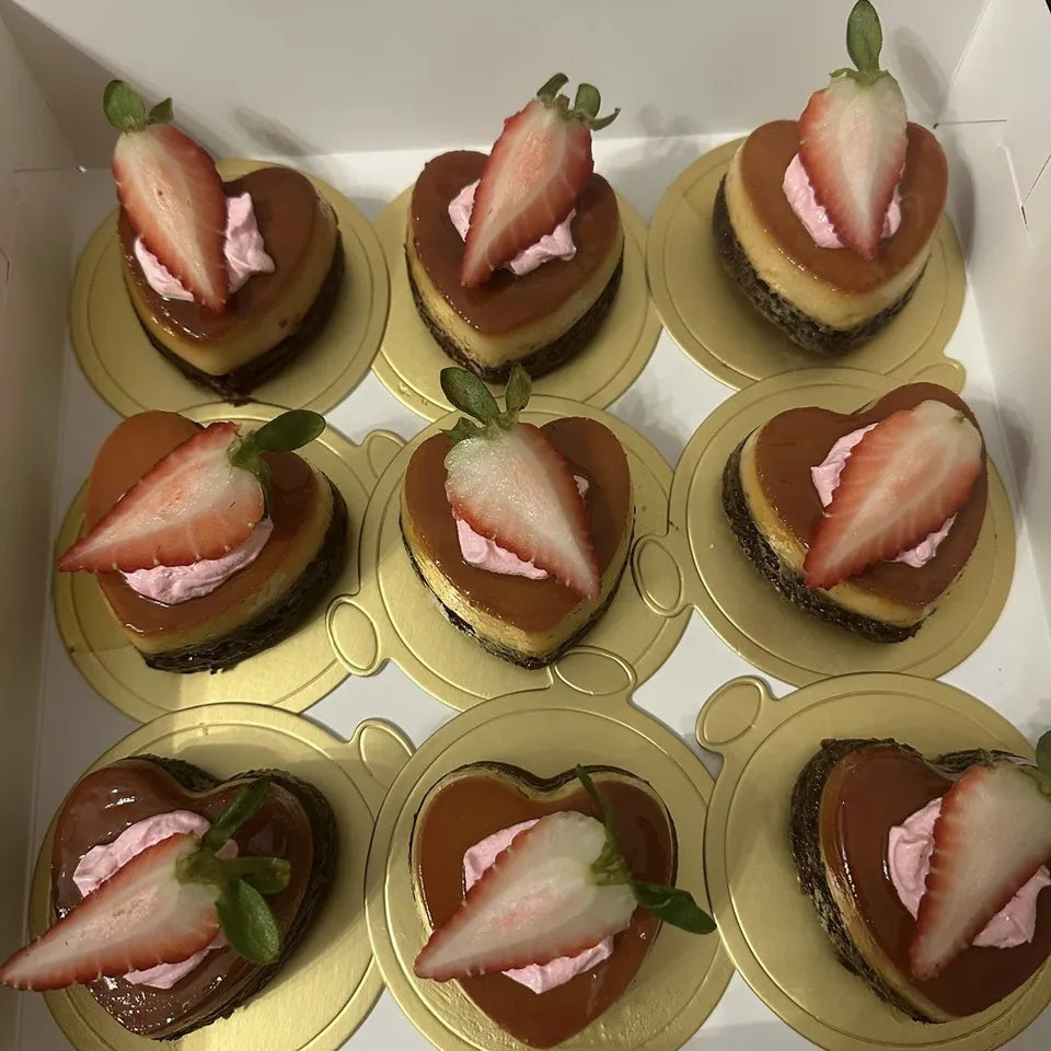 Mini postres en forma de corazón con fresas para San Valentín en Miami