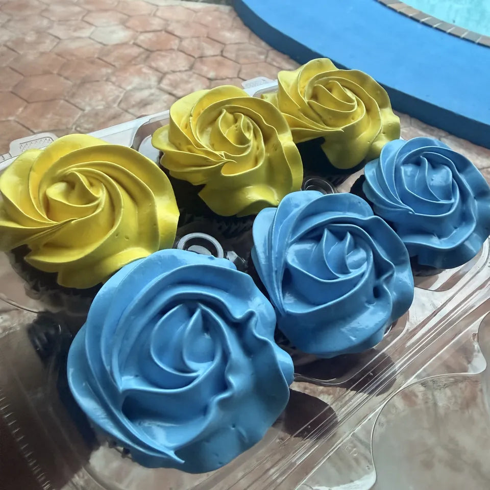 Cupcakes con rosas de merengue azul y amarillo para una graduación en Miami
