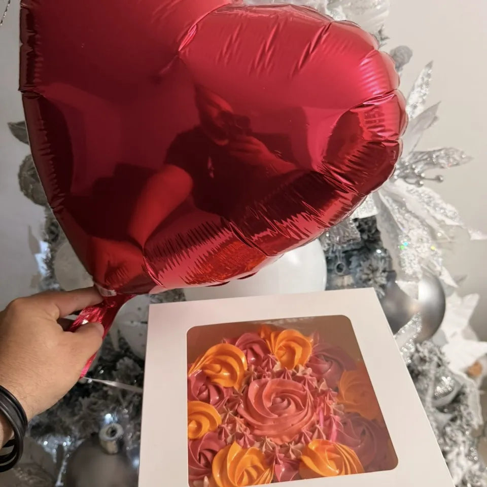 Globo de corazón rojo y caja con cake de rosas de merengue para regalar el Día de las Madres en Miami