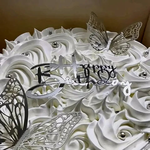 Cake de Capuchino con merengue blanco, mariposas plateadas y letrero Happy Birthday en su caja, Will & Mill