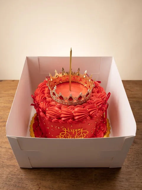 Cake Corona rojo con corona de joyas y vela dorada dentro de su caja blanca | Will & Mill Miami