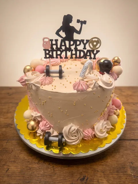 Cake personalizado de cumpleaños con pesas, rosetas y letrero Happy Birthday | Will & Mill Miami