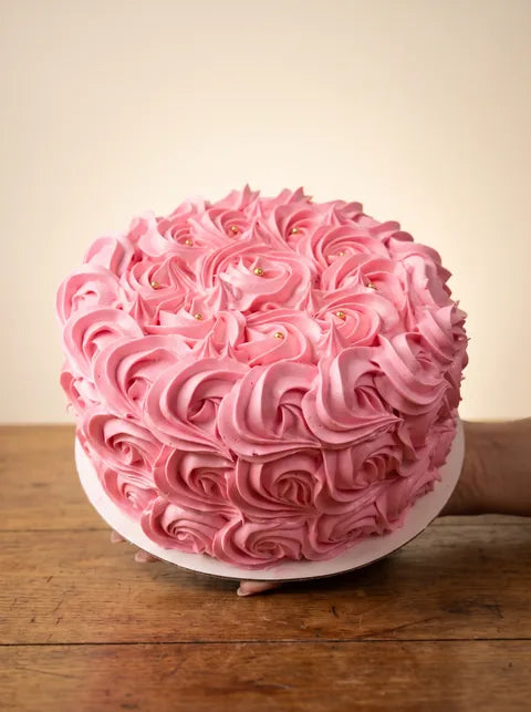 Cake cubierto de rosetas de merengue rosado | Will & Mill Miami