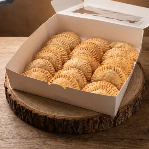 Caja abierta de empanaditas de guayaba sobre tabla de madera | Will & Mill Miami