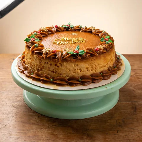 Flan cubano entero con borde de dulce de leche y adornos de Navidad | Will & Mill Miami
