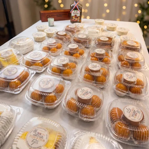 Mesa de evento con cups, mini flanes y postres en envases transparentes | Will & Mill Miami
