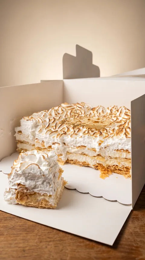 Corte de Cake de Señorita: capas de hojaldre y merengue tostado | Will & Mill Miami