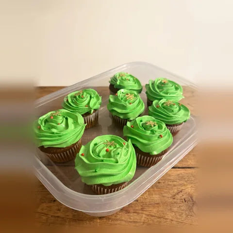 Cupcakes decorados con merengue verde y chispitas en su envase | Will & Mill Miami
